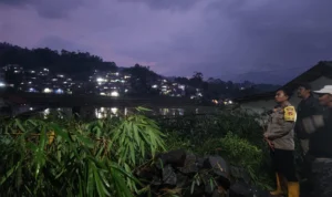 Longsor Tebing Setinggi 20 Meter, Jalan Penghubung di Kecamatan Cimaung Kabupaten Bandung Terputus Kapolsek Cimaung saat melihat longsor yang menutupi jalan penghubung di Kampung Cempaka, Desa Campakamulya, Kecamatan Cimaung, Kabupaten Bandung, Kamis (28/12/2023). Foto Dok Humas Polsek Cimaung