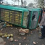 Microbus atau elf yang terguling akibat kurang berhati-hati hingga menabrak seorang pejalan kaki hingga tewas di Rancabali, Kabupaten Bandung, Jumat (29/12/2023). Foto Dok Humas Polsek Ciwidey