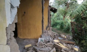 Dampak gempa yang berpusat di Kabupaten Pangandaran menyebabkan satu unit rumah di Kampung Cisayar Rt 05 / Rw 08, Desa Mekarsari Kecamatan Nyalindung Kabupaten Sukabumi mengalami kerusakan. Dok BPBD Kabupaten Sukabumi.