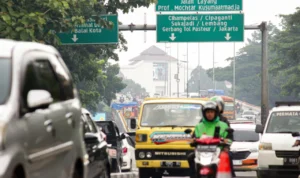 Pengguna jalan melewati Jalan Layang Prof. Mochtar Kusumaatmaja (Pasopati) Kota Bandung.b(Pandu Muslim/Jabar Ekspres)