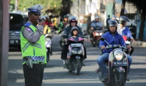Polantas bertugas di kawasan Jalan Kiara Condong, Kota Bandung. (Pandu Muslim/Jabar Ekspres)