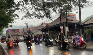 Para pengendara roda dua saat melintasi Pertigaan Simpang Sadu, Soreang, Kabupaten Bandung, Minggu (31/12/2023).