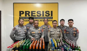 Polres Cimahi tunjukkan ribuan botol miras yang terjaring razia.