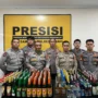 Polres Cimahi tunjukkan ribuan botol miras yang terjaring razia.