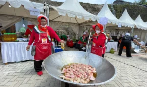 Para peserta masak Janda (Wajan Bunda) saat mengolah masakannya di Taman Wisata Arjasari Rock Hills, Kecamatan Arjasari, Kabupaten Bandung, Minggu (10/12/2023). Foto Agi Jabar Ekspres