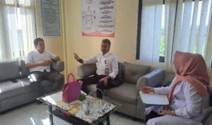 Ketua Konfederasi Serikat Pekerja Seluruh Indonesia (KSPSI) Kota Banjar Yogi Indrijadi tengah berdiskusi dengan Kepala Dinas Tenaga Kerja Kota Banjar H Sunarto (kiri), di Kantor Dinas Tenaga Kerja Kota Banjar, Rabu 13 Desember 2023. (istimewa)