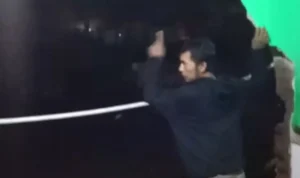 Warga sedang menunjukan rumah jebol akibat hujan deras disertai angin hingga menyebabkan tingginya debit air Sungai Cigede di Kampung Lamajang Peuntas, Desa Citeureup, Kecamatan Dayeuhkolot, Kabupaten Bandung, Senin (25/12/2023). Foto Tangkapan Layar