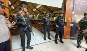 Jibom Gegana Brimob tengah melakukan pengamanan di depan Gereja ST. martinus Kecamatan Margahayu, Kabupaten Bandung, Minggu (24/12/2023). Foto Agi Jabar Ekspres