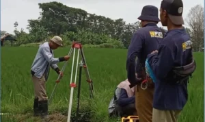 BKAD Kabupaten Sumedang bersama BPN Kabupaten Sumedang lakukan pengukuran demi mengamankan aset daerah.