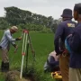 BKAD Kabupaten Sumedang bersama BPN Kabupaten Sumedang lakukan pengukuran demi mengamankan aset daerah.
