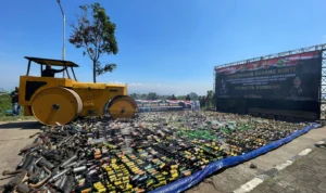Polresta Bandung musnahkan ribuan botol miral dan knalpot brong di Gedung Dome Bale Rame, Soreang, Kabupaten Bandung, Kamis (21/12/2023). Foto Agi Jabar Ekspres