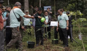Bupati Bandung, Dadang Supriatna saat penanaman pohon di Wana Wisata Batu Kuda, wilayah Kecamatan Cileunyi, Kabupaten Bandung