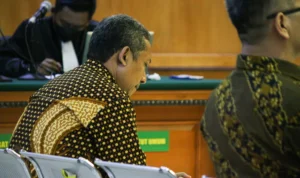Terpidana kasus pengadaan CCTV dan Internet Service Provider (ISP) Yana Mulyana tertunduk saat Majelis Hakim membacakan putusan hukuman di Pengadilan Negeri Bandung, Jalan R.E.Martadinata, Rabu(13/12). Pandu Muslim/Jabar Ekspres