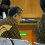 Denda Rp200 Juta, Mantan Wali Kota Bandung Resmi Divonis 4 Tahun Penjara Terpidana kasus pengadaan CCTV dan Internet Service Provider (ISP) Yana Mulyana tertunduk saat Majelis Hakim membacakan putusan hukuman di Pengadilan Negeri Bandung, Jalan R.E.Martadinata, Rabu(13/12). Pandu Muslim/Jabar Ekspres