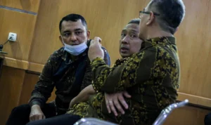 Ist. Tiga terdakwa kasus siap Proyek Bandung saat menunggu pembacaan vonis. Foto. Pandu muslim Jabar Ekspres.