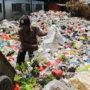 Sampah Menggunung Kembali Hiasi Pasar Sehat Cileunyi Bandung, DLH Akui Penarikan Terkendala Petugas memilah sampah di TPS Pasar Sehat Cileunyi, Kabupaten Bandung. (Pandu Muslim/Jabar Ekspres)