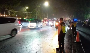 Polrestabes Bandung Patroli Skala Besar di Malam Tahun Baru Dok. Petugas saat melakukan pengamanan di depan Gedung Sate Bandung jelang perayaan malam tahun baru 2024. Minggu (31/12). Foto. Sandi Nugraha.