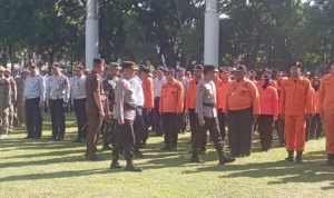 Operasi Lilin Lodaya, Polda Jabar Kerahkan 25 Ribu Personel Gabungan Siap Amankan Libur Nataru Dok. Forkominda Jabar saat cek kesiapan petugas dalam Apel Gelar Pasukan Operasi Lilin Lodaya 2023 di Lapang Gasibu Bandung. Kamis (21/12). Foto. Sandi Nugraha.