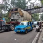 Petugas kepolisian nampak mengatur lalu lintas di samping truk pengangkut mesin pengolah batu bara yang nyangkut di Jalan Dr. Setiabudi / Hendrik Muchlison