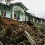 Reruntuhan tanah di Desa Cipeuteuy, Kabupaten Sukabumi akibat gempa.