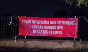Warga Pantura, Kabupaten Subang memasang spanduk sebagai bentuk dukungan kepada Firli Bahuri yang dinilai menjadi korban kedzaliman dan kriminalisasi.
