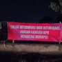 Warga Pantura, Kabupaten Subang memasang spanduk sebagai bentuk dukungan kepada Firli Bahuri yang dinilai menjadi korban kedzaliman dan kriminalisasi.
