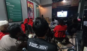 TPD Jabar: Mahfud MD Paling Piawai Sampaikan Visi Misi Para simpatisan tampak antusias menyaksikan nobar debat Calon Wakil Presiden Mahfud MD, di Sekretariat Tim Pemenangan Daerah (TPD) Jawa Barat (Jabar) Ganjar-Mahfud di Jalan Pelajar Pejuang, Jumat 22 Desember 2023 malam.