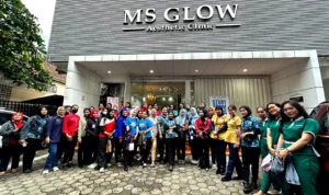 KOMPAK: Para karyawati minimarket dan supermarket foto bersama usai melaksanakan treatment kecantikan dan kesehatan kulit gratis dari MS Glow Aesthetic Clinic Bandung, di Jalan Lombok No. 33 Kota Bandung, Jumat 9 Desember 2023.