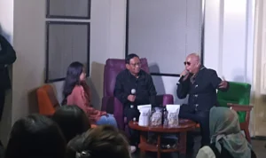Calon Wakil Presiden nomor urut 3 Mahfud MD saat berbincang-bincang santai dengan para pemuda di Bandung Interactive Hub, Sabtu 9 Desember 2023.