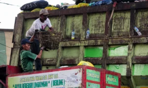 Petugas memilah sampah di TPS Panyileukan, Kota Bandung. (Pandu Muslim/Jabar Ekspres)