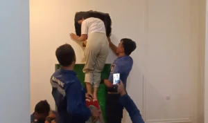 Damkar Berhasil Evakuasi 9 Orang yang Terjebak di Lift Klinik Kecantikan Damkar Berhasil Evakuasi 9 Orang yang Terjebak di Lift Klinik Kecantikan