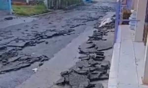 Aspal di Jalan Sersan Bajuri, Desa Cihideung, Kecamatan Parongpong, Bandung Barat mengelupas dan berserakan usai diterjang banjir. Selasa (26/12). Foto tangkapan layar warga