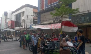 Imbas Bentrokan Penertiban PKL Dalem Kaum, Beberapa Orang Luka - Luka Situasi terkini di Jalan Daem Kaum, Kota Bandung setelah bentrokan yang terjadi antara PKL dan Satpol PP (Sandi Nugraha /JE)