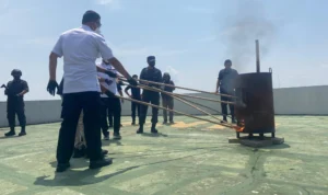 BNNP Jabar saat melakukan pemusnahan barang bukti peredaran gelap narkotika di Kantor Badan Narkotika Nasional Provinsi Jabar, Jalan Soekarno Hatta, Kota Bandung, Rabu 27 Desember 2023.