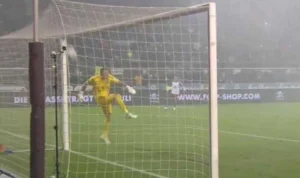 kiper gol bunuh diri