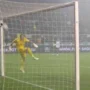 kiper gol bunuh diri