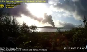 Waspada! Erupsi Gunung Anak Krakatau, Warga Keluhkan Sesak Napas