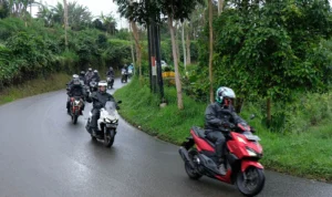 Pilih Jas Hujan yang Aman dan Nyaman Saat Berkendara di Musim Hujan Pilih Jas Hujan yang Aman dan Nyaman Saat Berkendara di Musim Hujan
