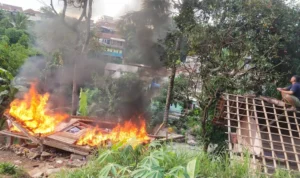 Diduga Sarang Prostitusi, Warga Robohkan Bedeng di Sukabumi