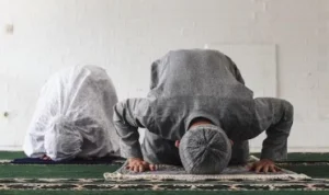 ILSUTRASI: Tips agar bisa khusyuk waktu Sholat. (freepik)