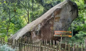 Batu berbentuk kuda di Jalur Pendakian Batu Kuda, Gunung Manglayang.