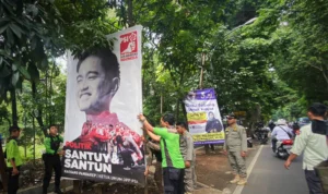 Langgar Aturan, Alat Peraga Kampanye di Kota Bogor Akhirnya Dicopot Paksa Petugas Langgar Aturan, Alat Peraga Kampanye di Kota Bogor Akhirnya Dicopot Paksa Petugas