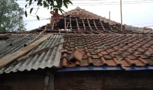 Hujan Deras Hantam Rumah Warga di Citeureup Cimahi hingga Roboh Hujan Deras Hantam Rumah Warga di Citereup Cimahi hingga Roboh