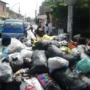 Sampah yang menumpuk di salah satu sisi jalan Kota Cimahi.