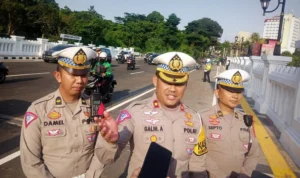 Kasatlantas Polresta Bogor Kota, Kompol Galih Apria bersama jajaran usai melakukan anev di Jembatan Otista, Rabu (20/12). (Yudha Prananda / Jabar Ekspres)