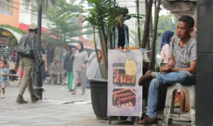 Pasca penertiban, PKL di Jalan Dalem Kaum, Kota Bandung kini berjualan di pinggiran trotoar kawasan tersebut, Selasa(2/1). (Pandu Muslim/Jabar Ekspres)