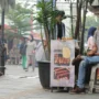 Pasca penertiban, PKL di Jalan Dalem Kaum, Kota Bandung kini berjualan di pinggiran trotoar kawasan tersebut, Selasa(2/1). (Pandu Muslim/Jabar Ekspres)