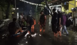PLN Unit Induk Jabar padamkan listrik sementara imbas banjir di Dayeuhkolot, Kabupaten Bandung (12/1).