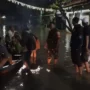 PLN Unit Induk Jabar padamkan listrik sementara imbas banjir di Dayeuhkolot, Kabupaten Bandung (12/1).