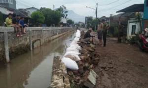 Tangggul di Sungai Ciwaru, Kecamatan Cileunyi, Kabupaten Bandung jebol panjang 100 meter. (Istimewa)